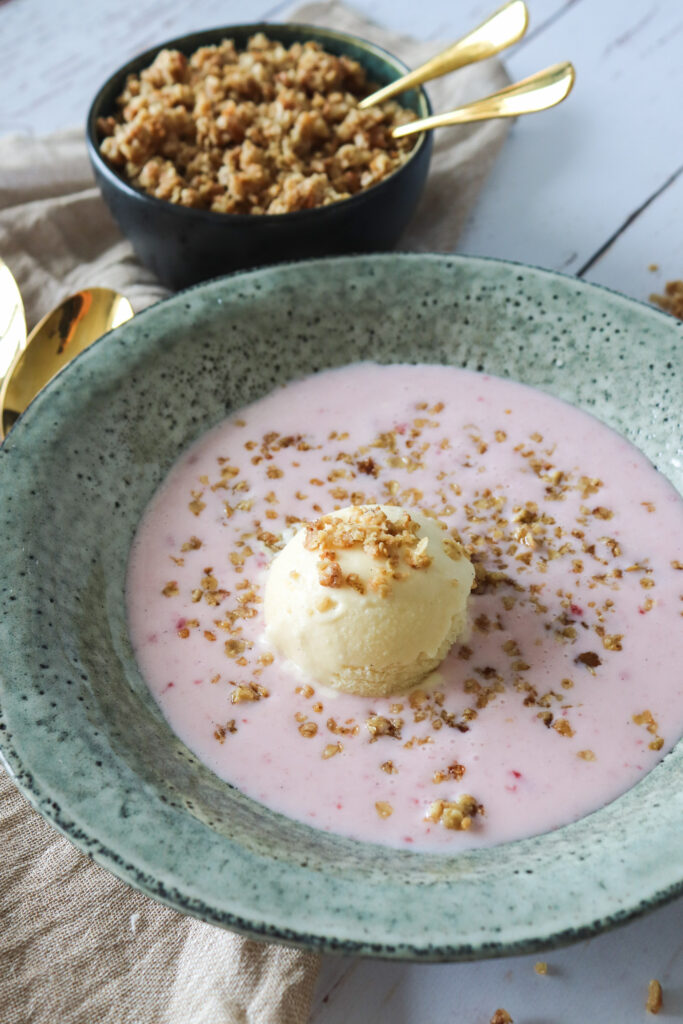 Jordbærkoldskål Med Ristede Havregryn Og Vaniljeis