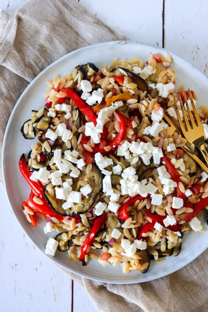 Lækker Pastasalat Med Bagt Aubergine, Peberfrugt, Tomatsalat Og Feta