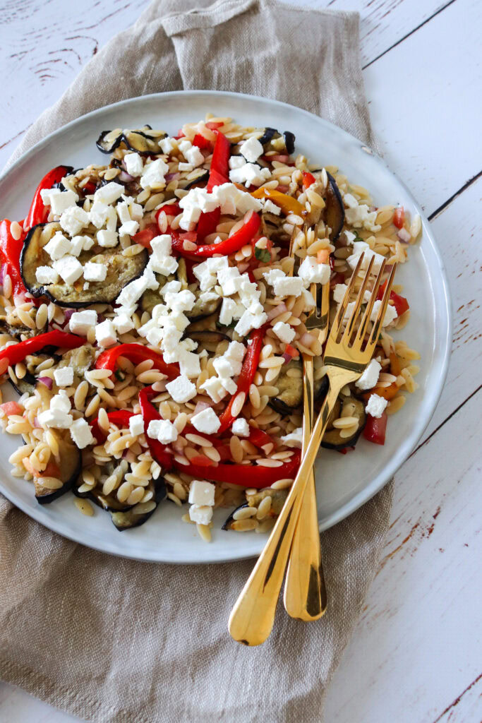 Lækker Pastasalat Med Bagt Aubergine, Peberfrugt, Tomatsalat Og Feta