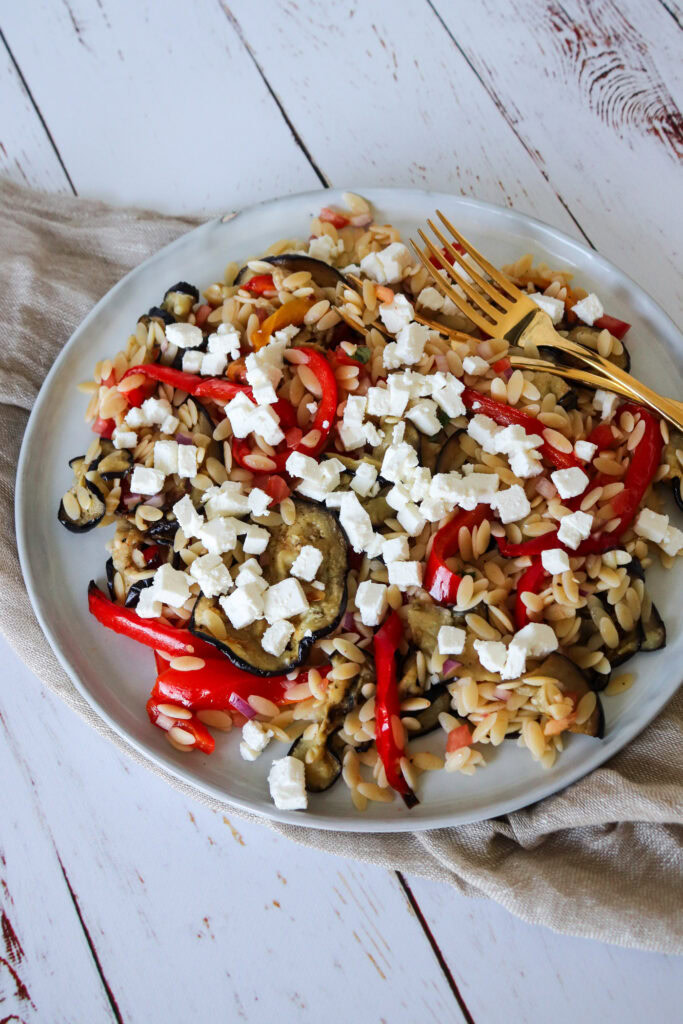 Lækker Pastasalat Med Bagt Aubergine, Peberfrugt, Tomatsalat Og Feta