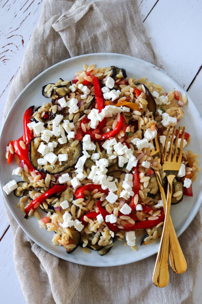 Lækker Pastasalat Med Bagt Aubergine, Peberfrugt, Tomatsalat Og Feta