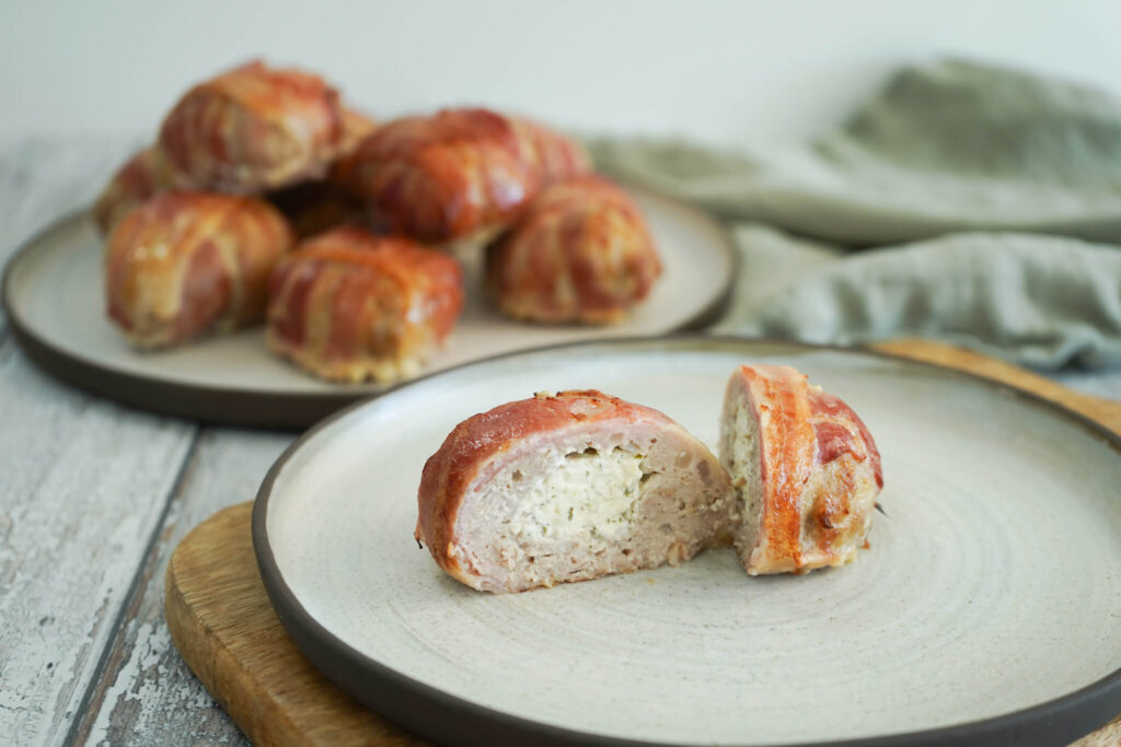 Frikadeller med pikantost og bacon