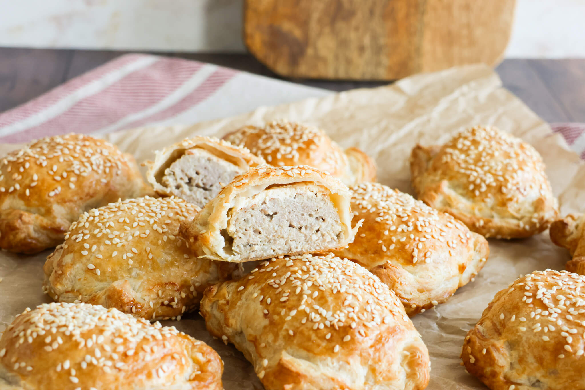 Butterdejspakker med frikadelle og pikantost