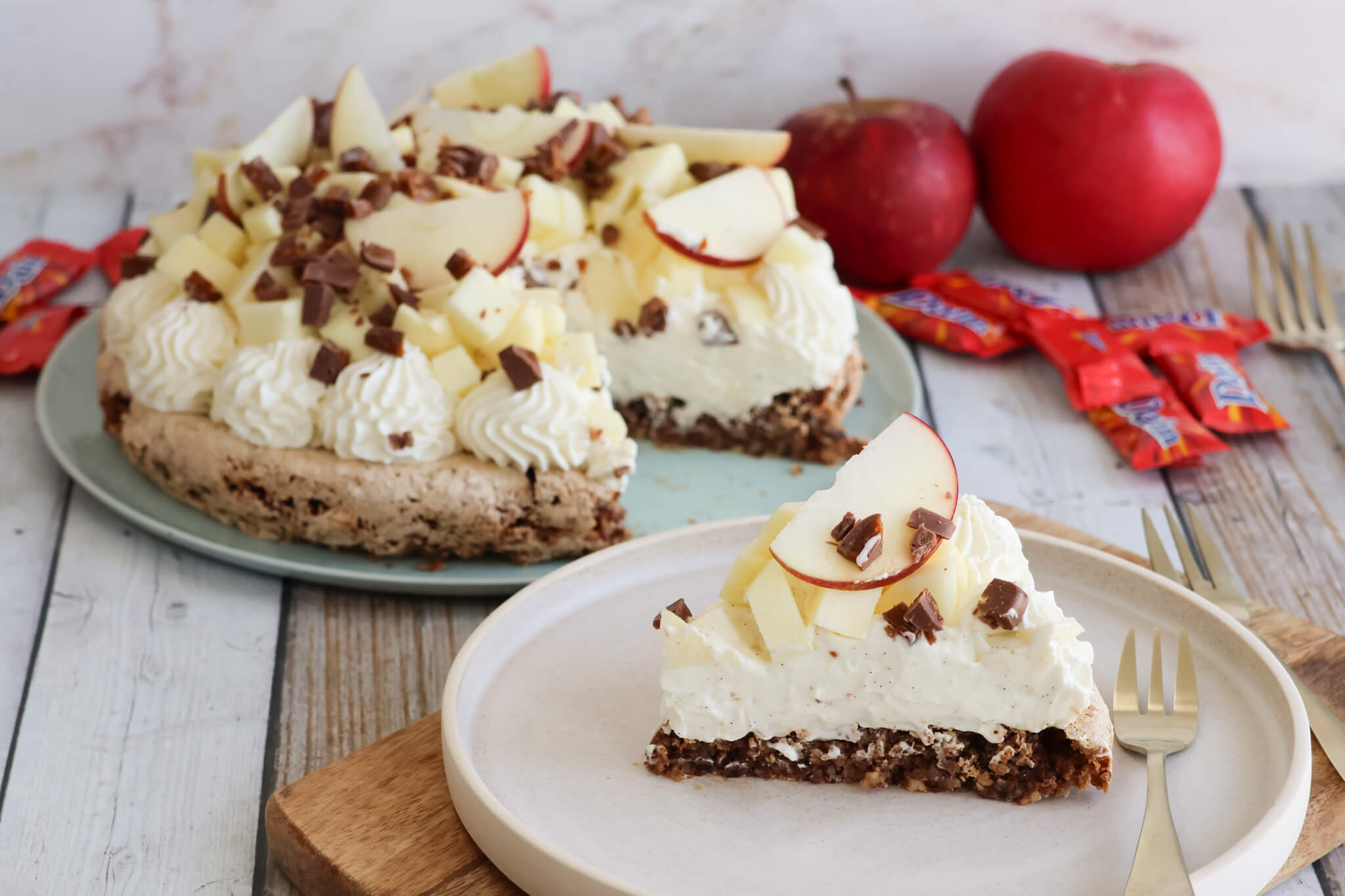 Cheesecake med nøddebund, æbler og daim