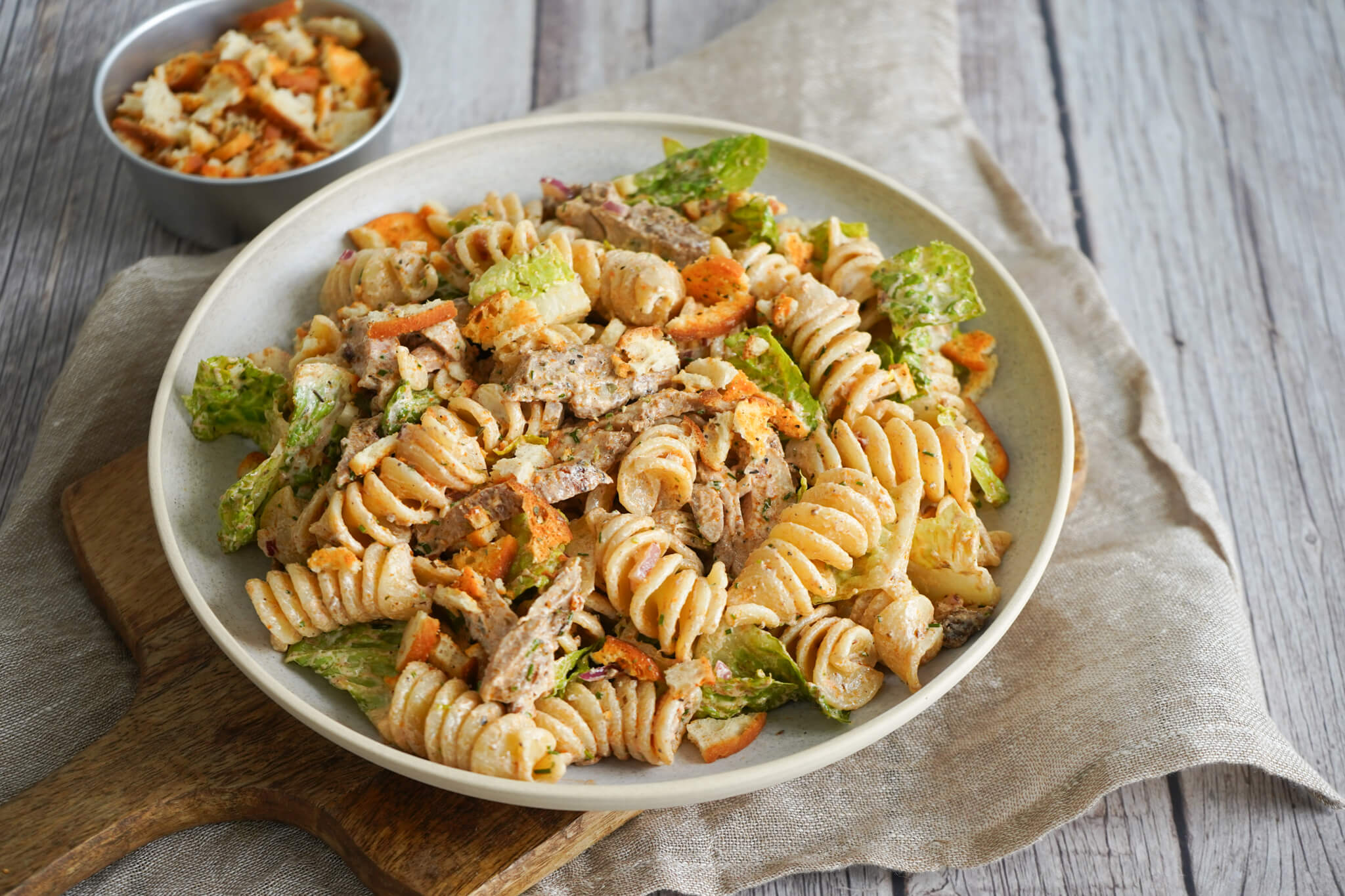 Pastasalat med krydret kylling