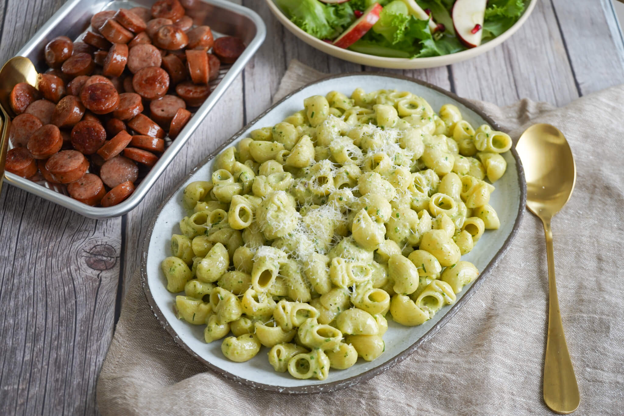 Pesto pasta med stegte pølser