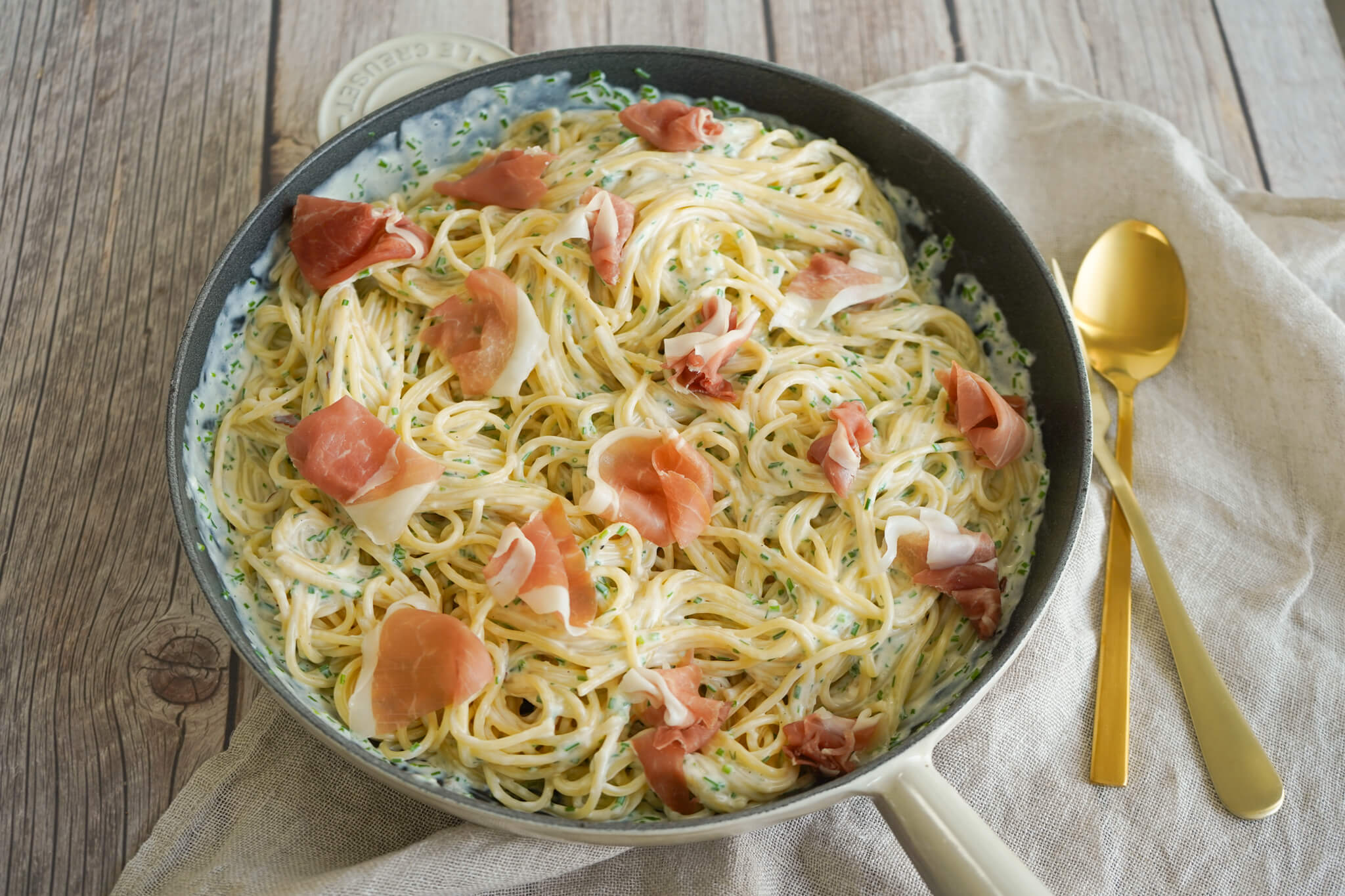 Spaghetti med ost og parmaskinke
