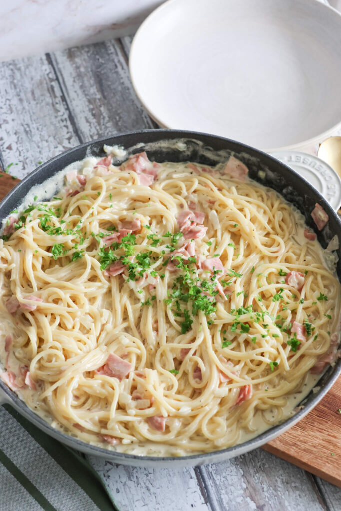 Spaghetti med skinke og flødesauce