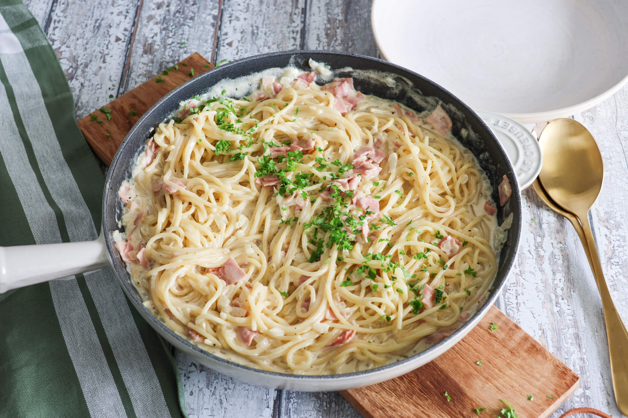 Spaghetti i flødesauce med skinke