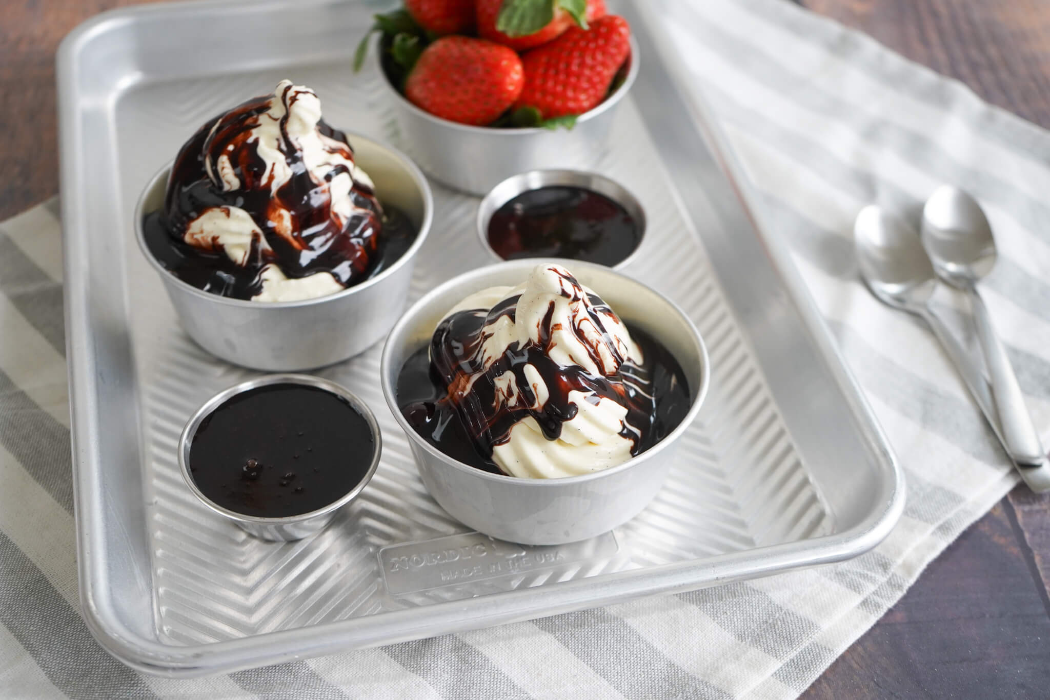 Hot fudge sundae