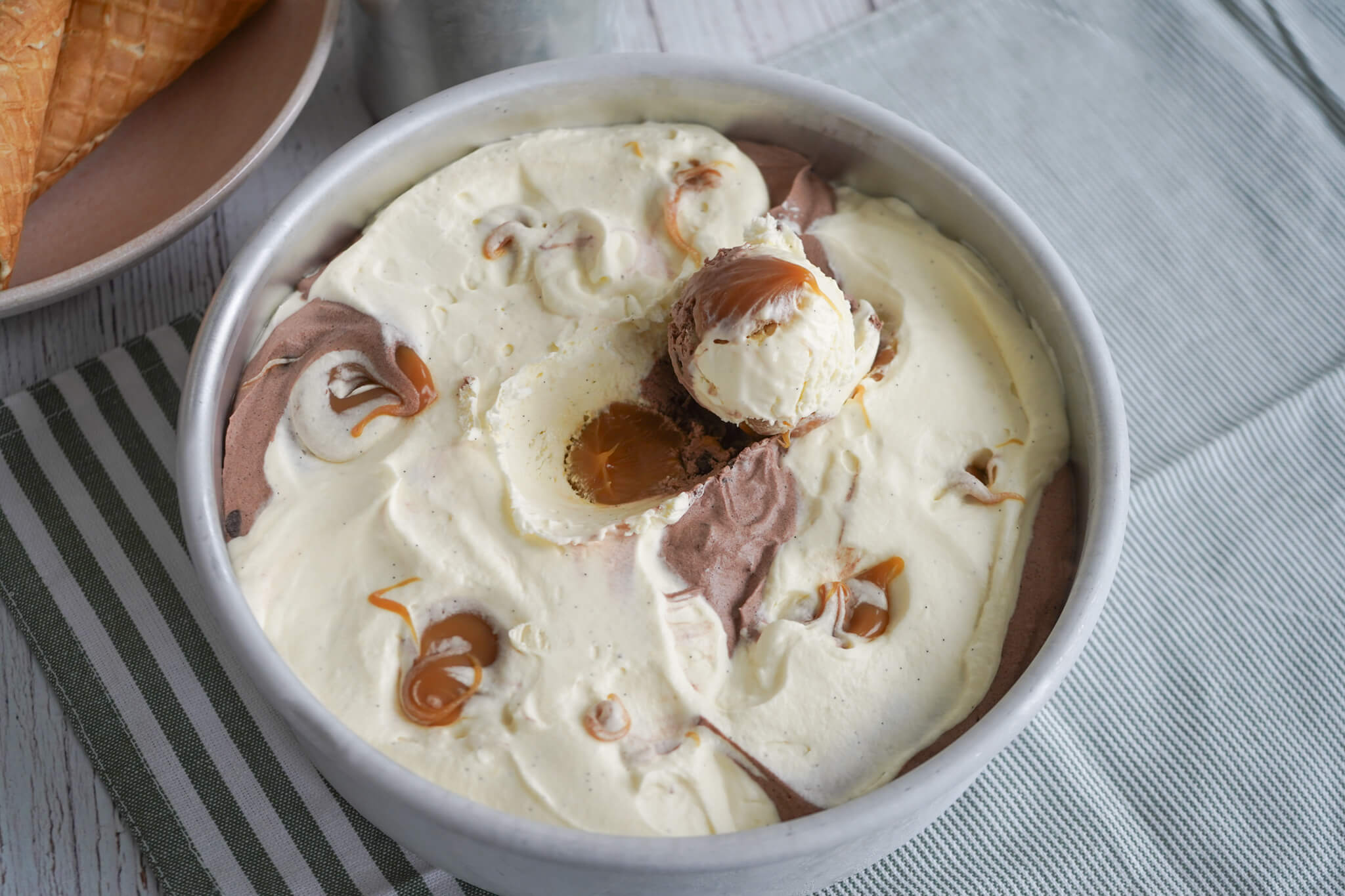 Vanilje/chokoladeis uden ismaskine med karamelsauce
