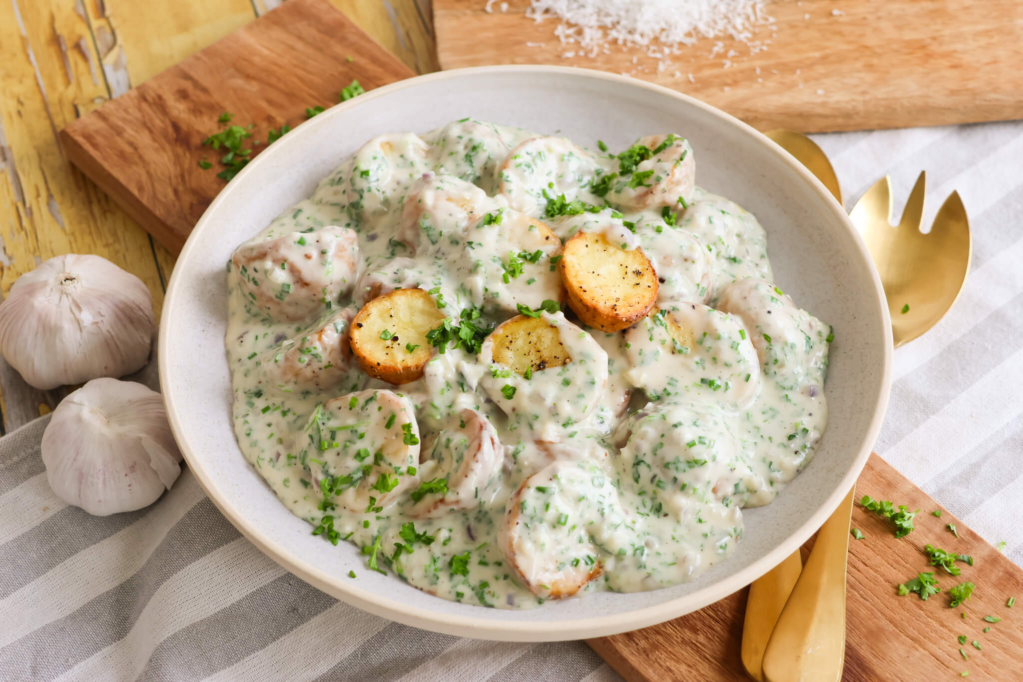 Kartofler i cremet hvidløgssauce