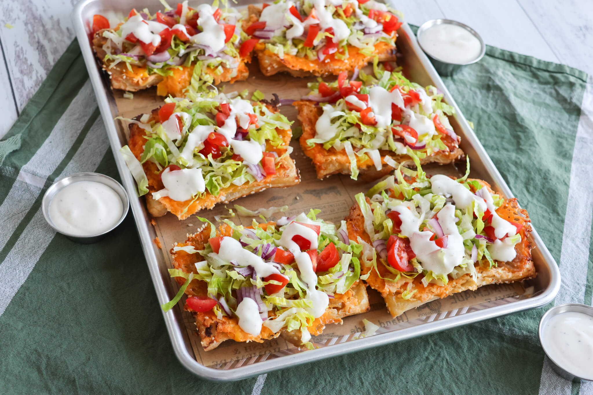 Små omvendte tærter med kyllingekebab