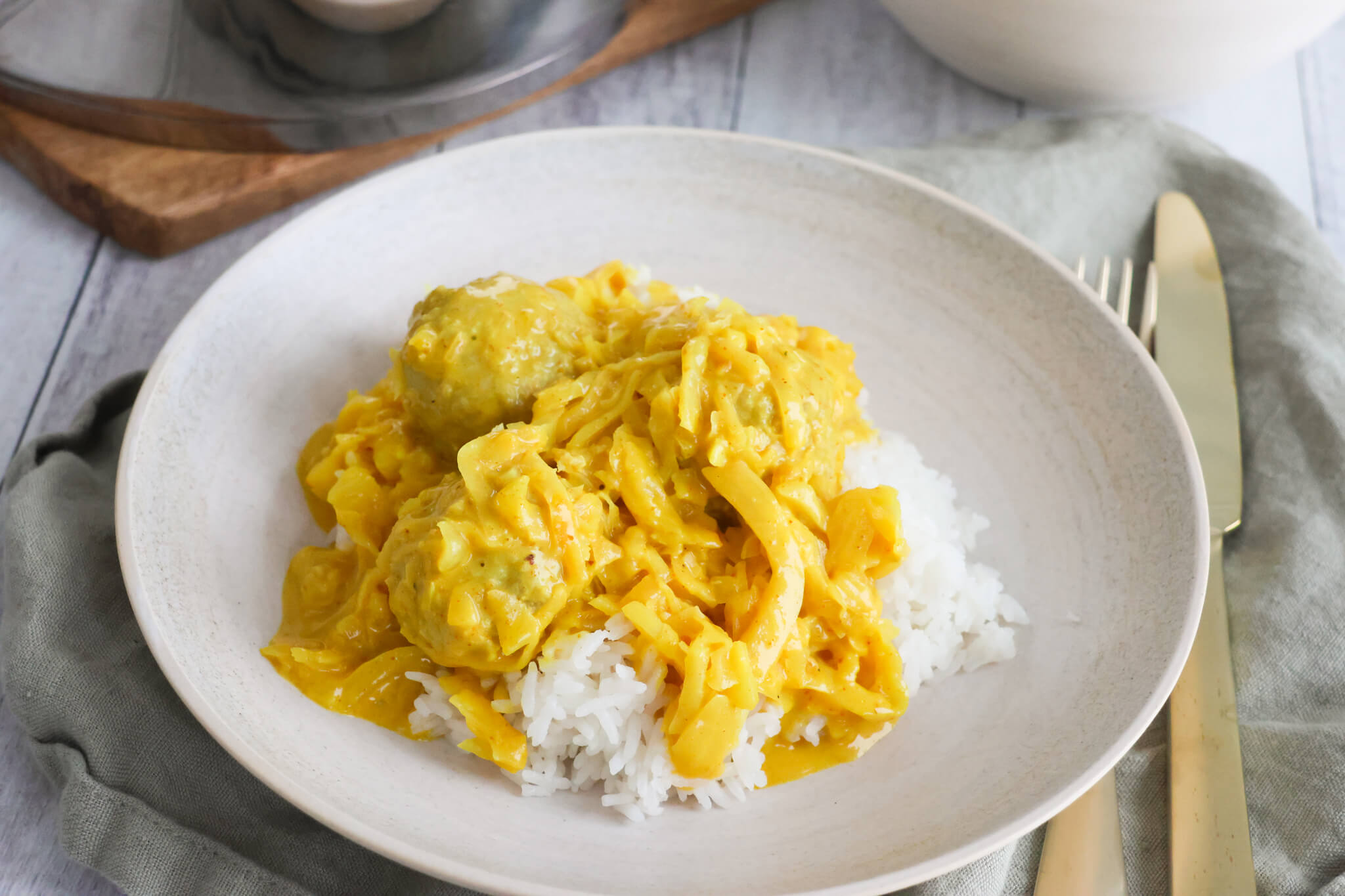 Kål i karry med kødboller