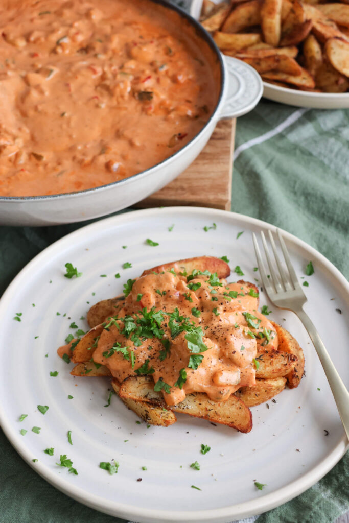 Kylling i pikantostsauce serveret med kartofler