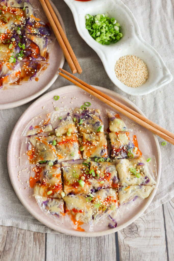 Stegt rispapir med grøntsager på en tallerken med spisepinde