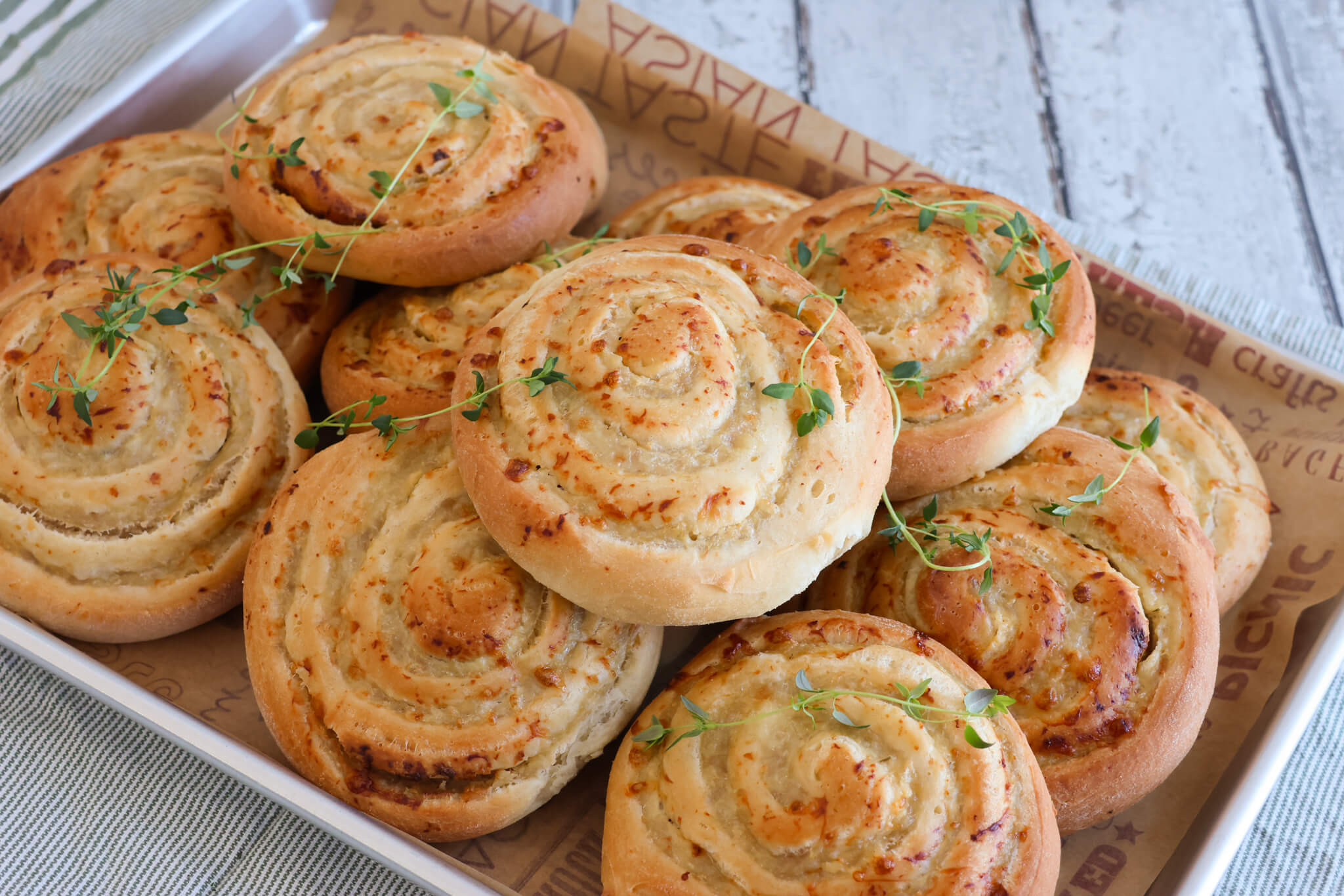 Pizzasnegle med kylling og pikantost