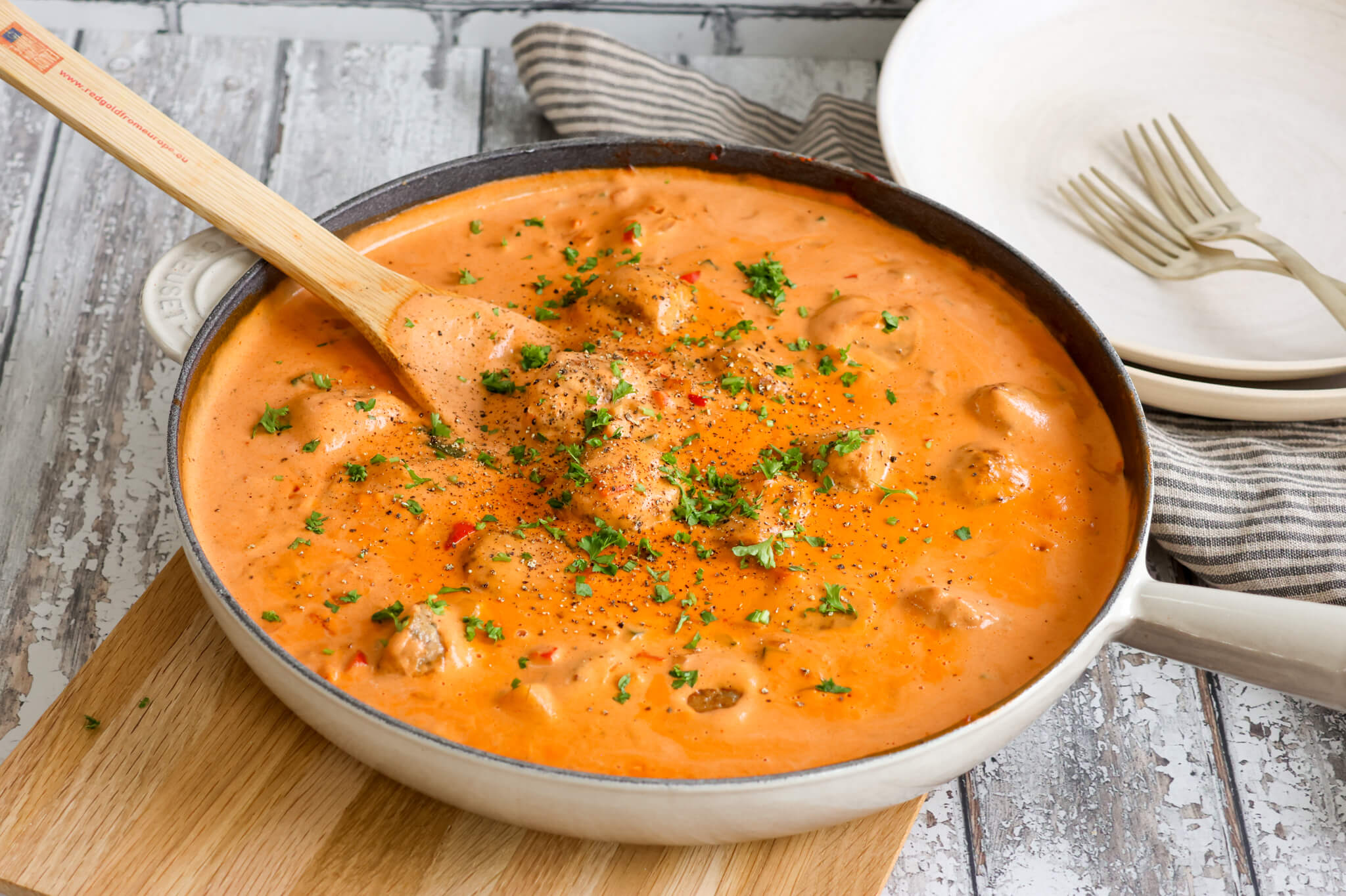 Kødboller i pikantostsauce