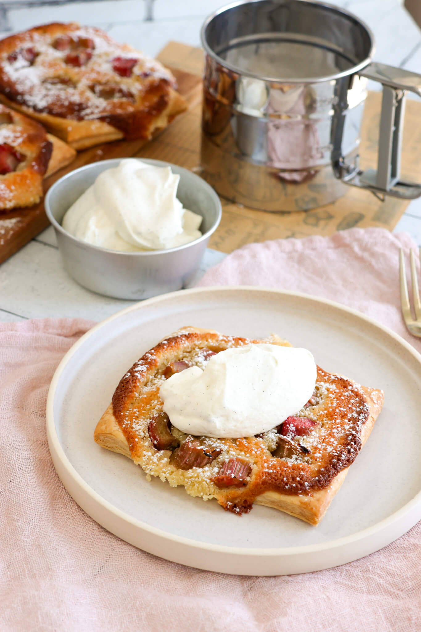 Butterdejstærte med rabarber
