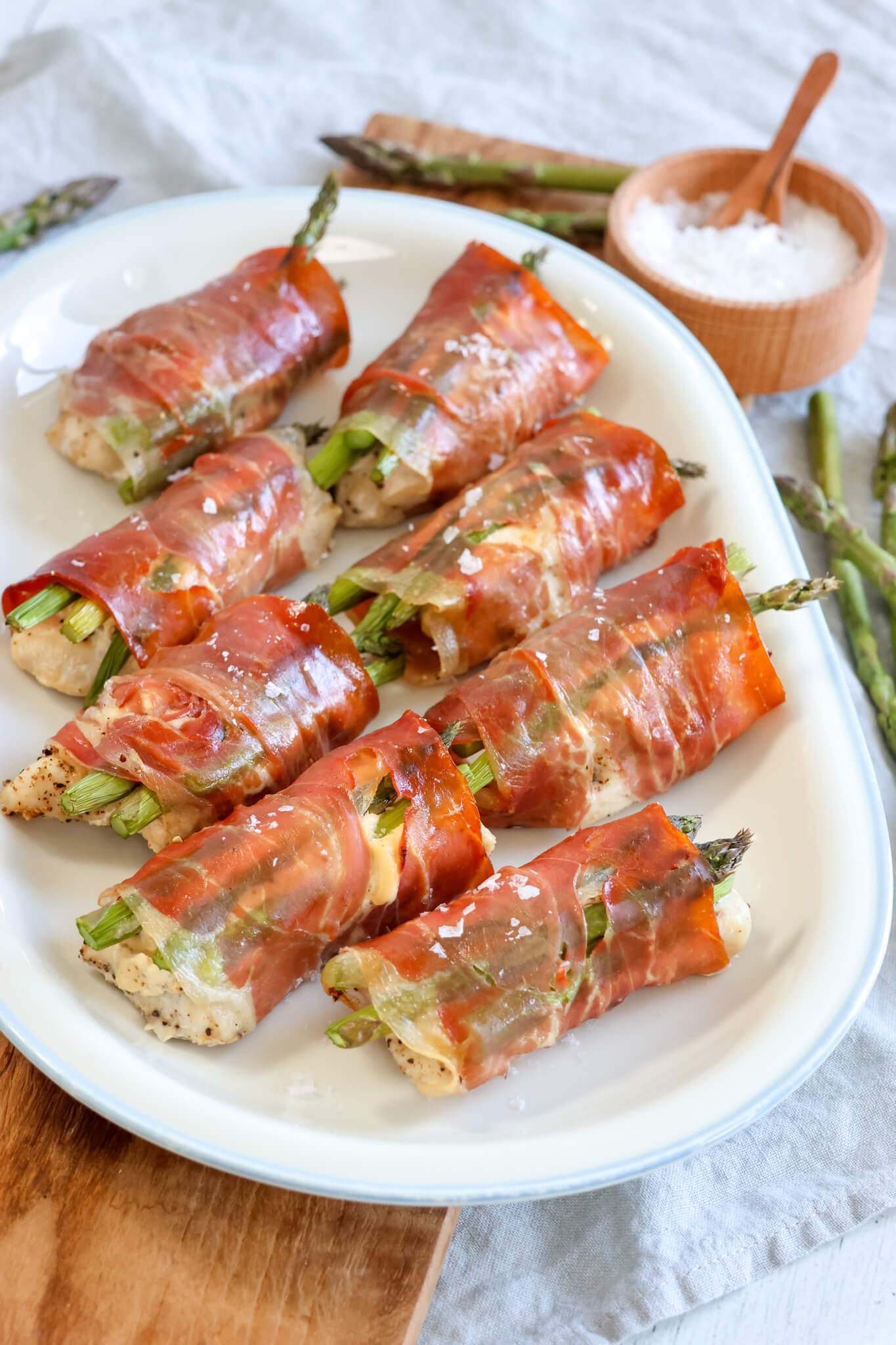 Kylling med pikantost og asparges