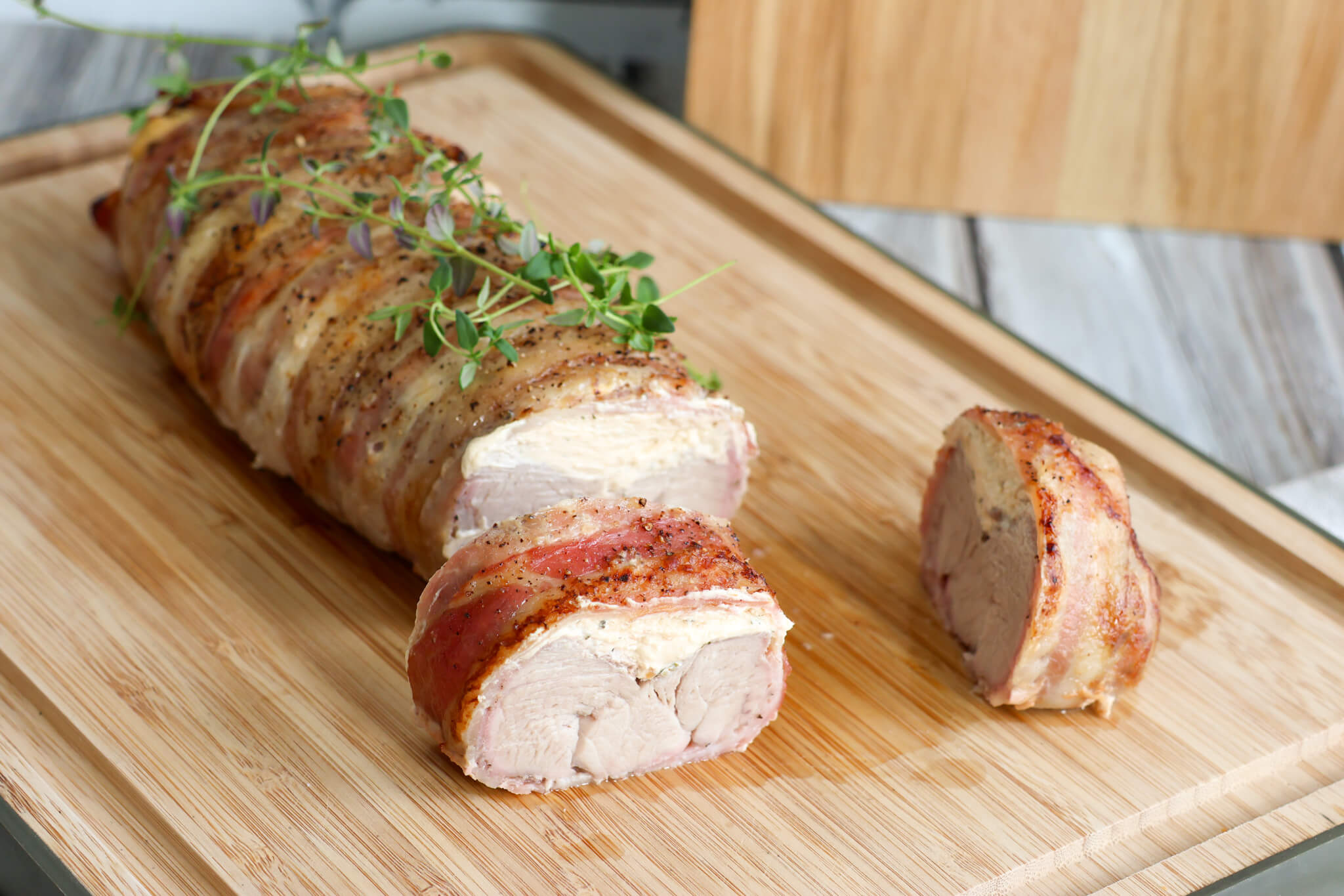 Mørbrad med pikantost og bacon